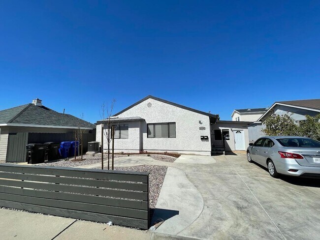 Building Photo - Newly Renovated (2022)! 7BD/3BA (Lease out...