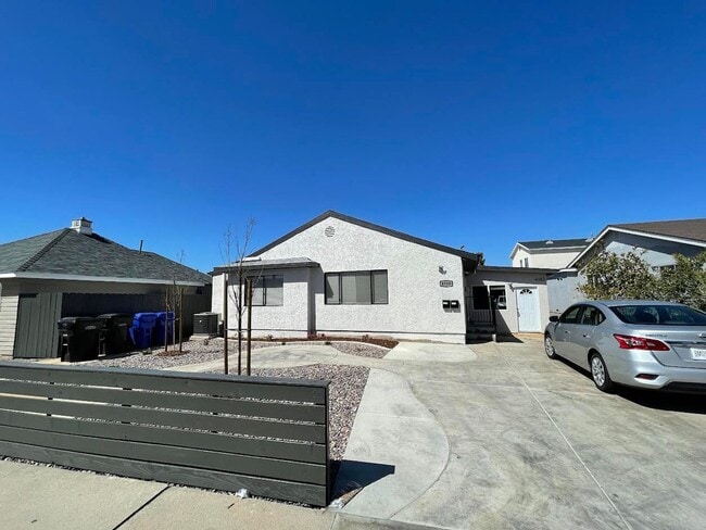 Building Photo - Newly Renovated (2022)! 7BD/3BA