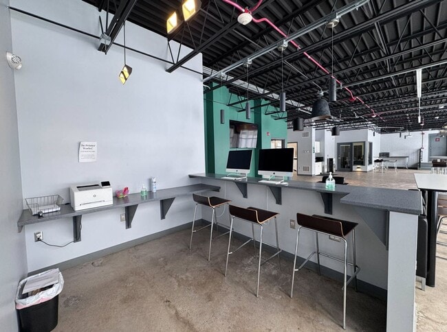 Building Photo - Affordable 2BR  Unit Near University Action