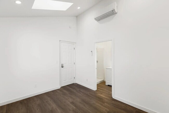 Building Photo - 620 N Cambridge St