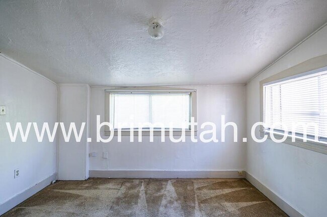 Building Photo - 368 S University St