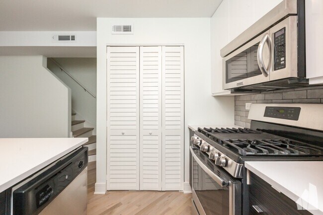 Building Photo - 944 W Grace-D202