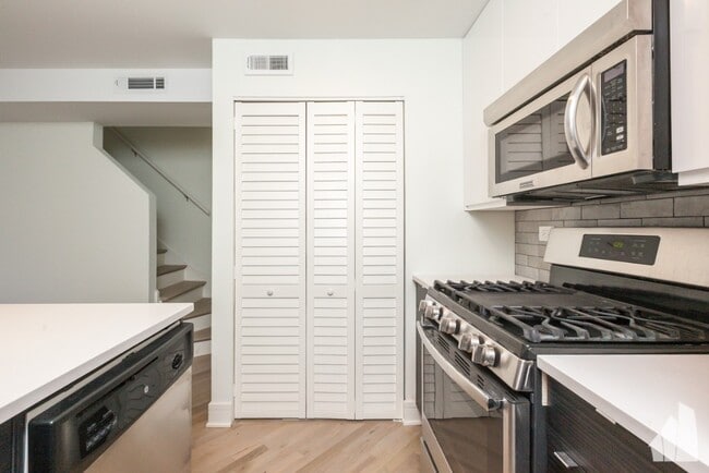 Building Photo - 944 W Grace-I101