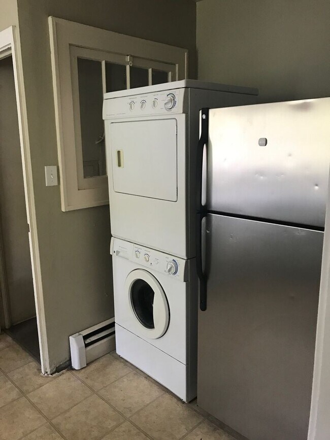 Building Photo - STUDENTS WELCOME! 5 Bed / 2 Bath Home - Walking Distance to CSU