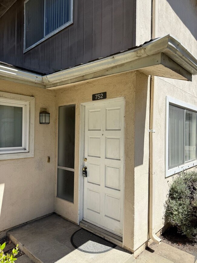 Building Photo - 752 W Hemlock St