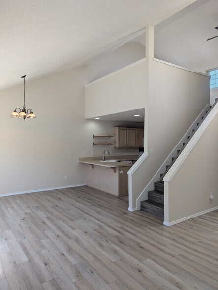 Building Photo - 6925 / 6927 Ridgetop Dr NE