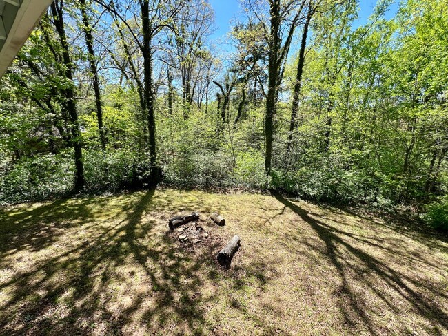 Building Photo - 3 Bedroom, 1 Bath, Nice Backyard!