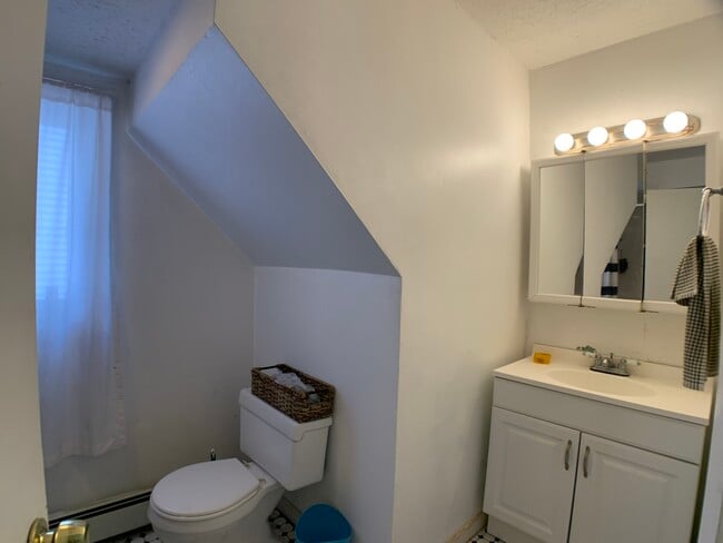 Building Photo - 569 Main St