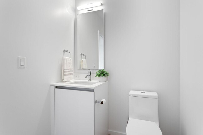 Building Photo - The Vista - 2 bed/2.5 bath Pearl District Condo w/parking/storage/concierge/most utilities/amenities