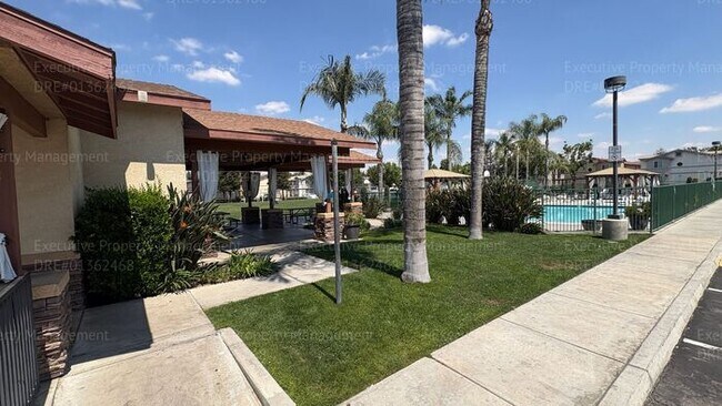 Building Photo - 2 bedroom 1.5 bathroom townhome located in a gated community near Hosking Ave/ S. Union Ave