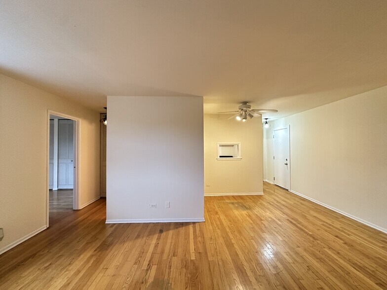 Building Photo - 665 W Wrightwood Ave