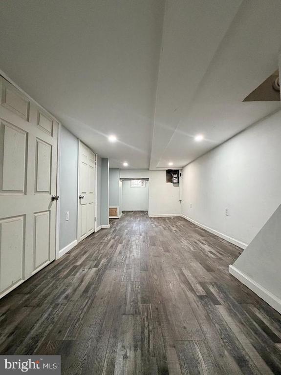 Building Photo - 2555 N Hollywood St