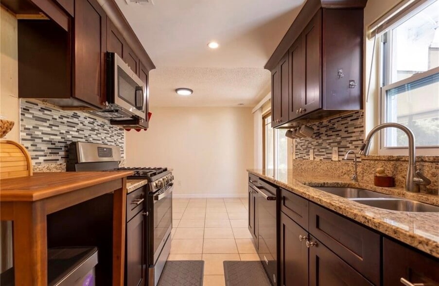 Building Photo - 2877 Nutwood St