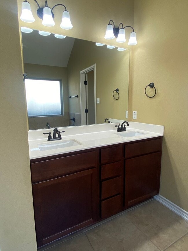 Building Photo - 4 BEDROOM, BELTON ISD