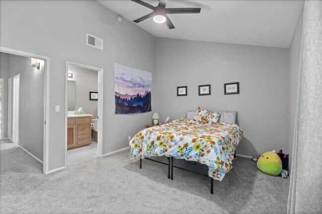 Building Photo - Woodchase Dual Primary Bedroom Condo