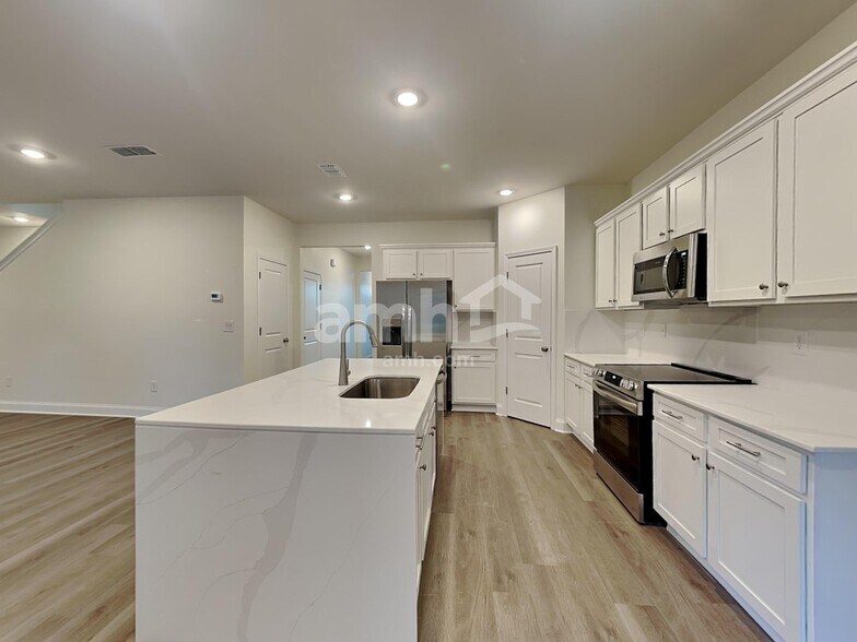 Building Photo - 870 Jubilation St