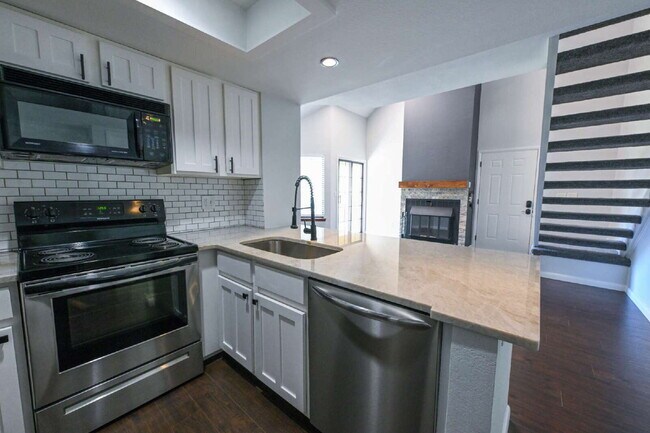 Building Photo - $2,195 - 1 Bed, 1 Bath Updated Lofted Cond...