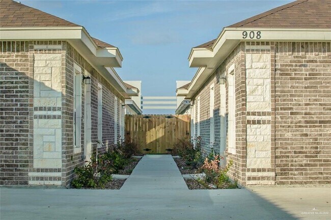 Building Photo - 908 W Kohala Ave