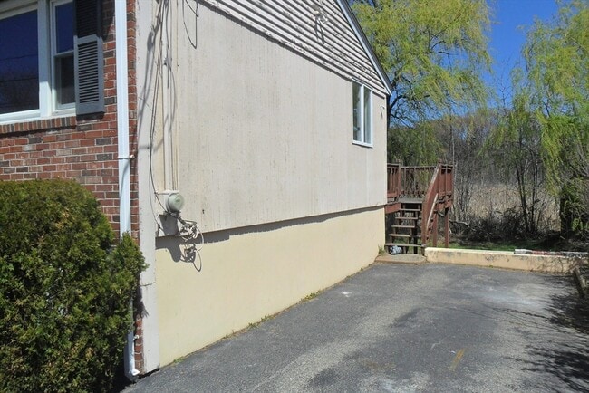 Building Photo - 171 Walnut St