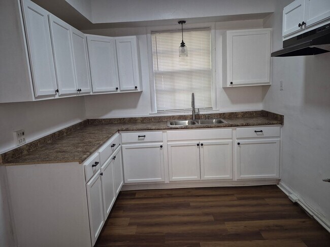 Building Photo - MOVE-IN SPECIAL 1/2 OFF 1ST MONTH'S RENT!!