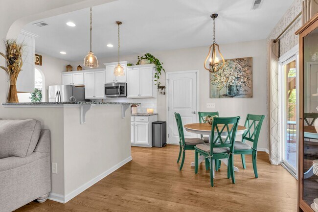 Building Photo - 4 bedroom 2.5 bathroom home close to beaches, shopping, and Marine Corps Bases.