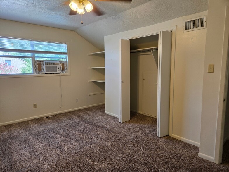 Building Photo - 1204 Holik Dr