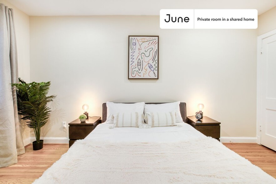 Building Photo - Private bedroom in 3 bed/2 bath Home