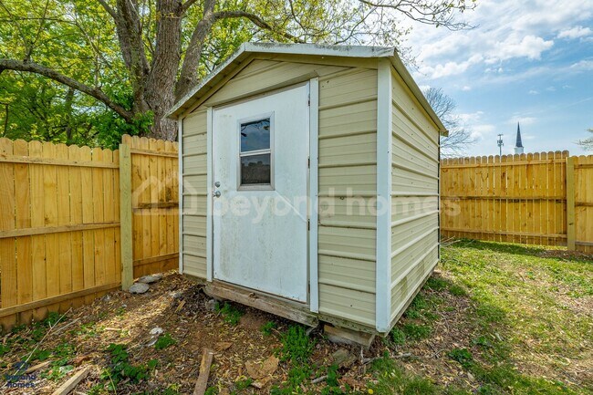 Building Photo - Beautiful and Newly Renovated 3 bedroom / ...