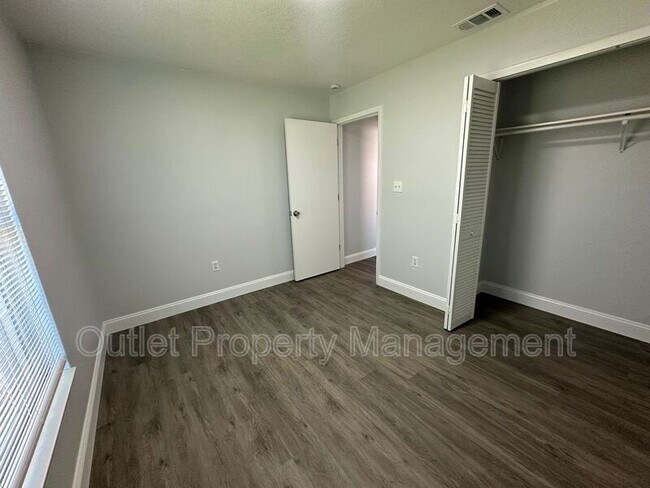 Building Photo - 7526 University Garden Dr