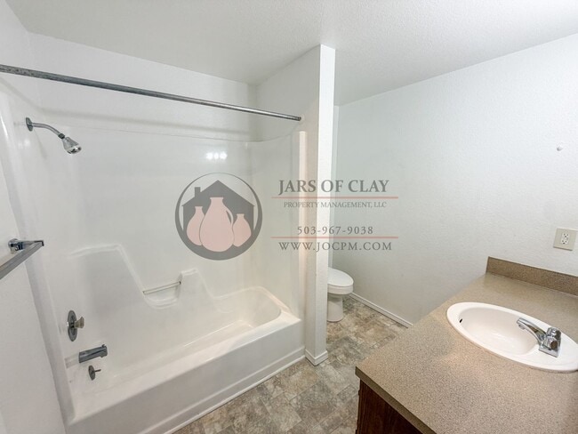 Building Photo - Upstairs Two Bedroom Apartment in Keizer