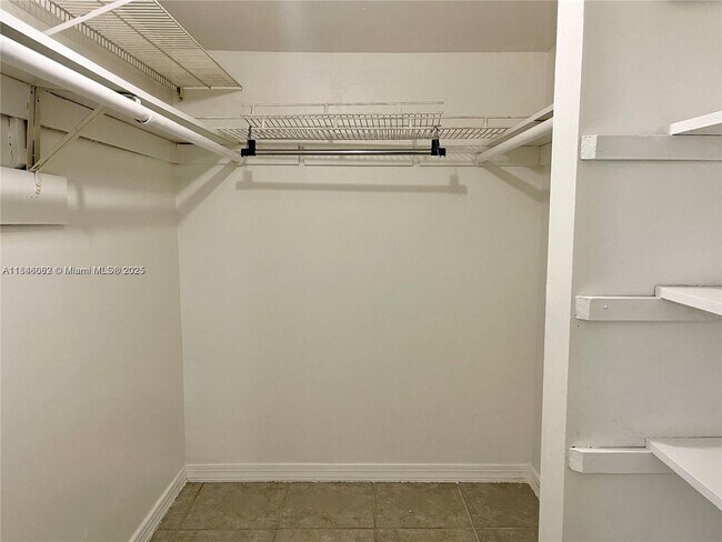 Building Photo - 10389 N Kendall Dr