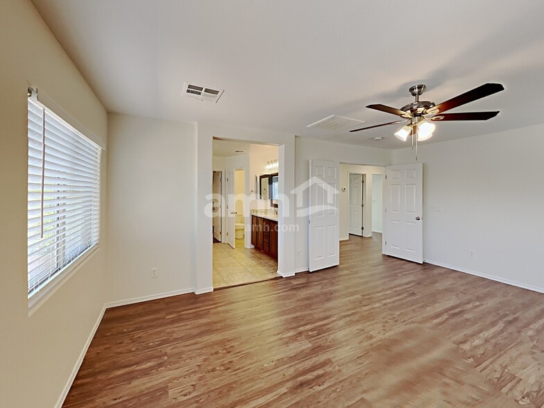 Building Photo - 2324 W Barwick Dr