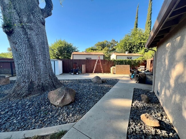 Building Photo - Well maintained single story on over half an acre lot!