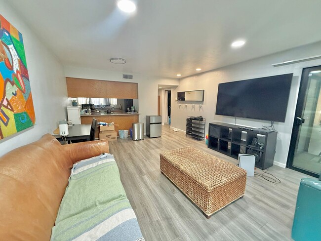 Building Photo - One Bedroom One Bath Condo Available in Wa...