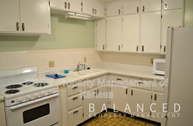 Building Photo - 1915 SW Moundview Dr