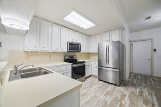 Building Photo - 880 Tully St