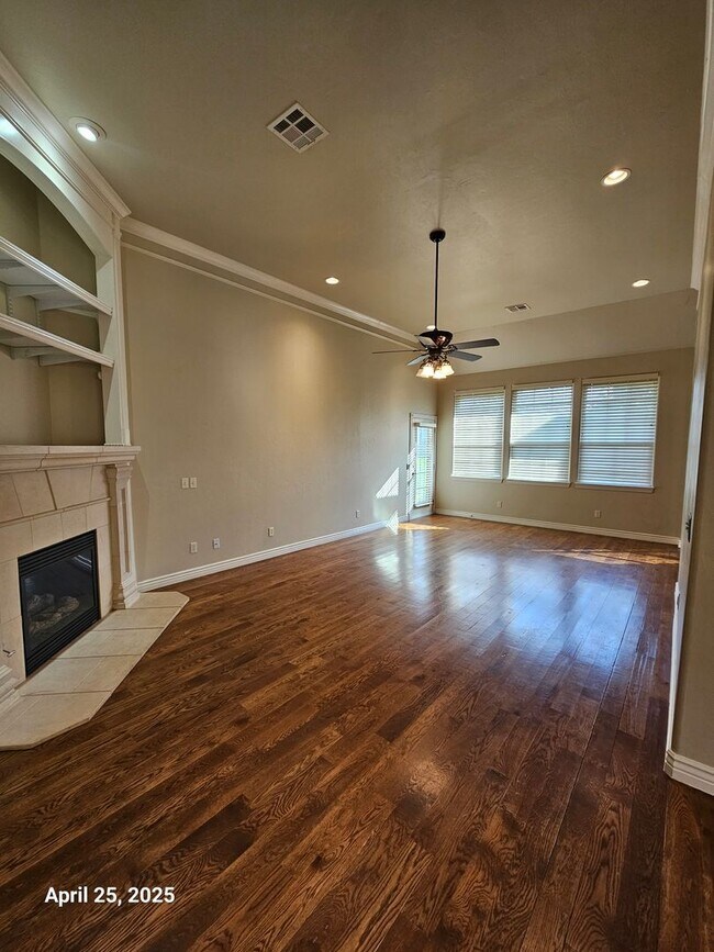 Building Photo - (3) Bed/(2) Bath In Tuscany Court Avail NOW!