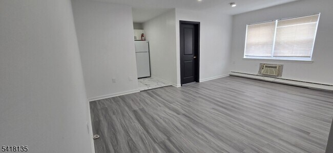 Building Photo - 206 Main St