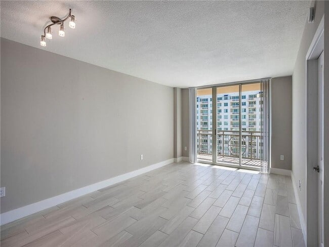 Building Photo - 1040 Seminole Dr