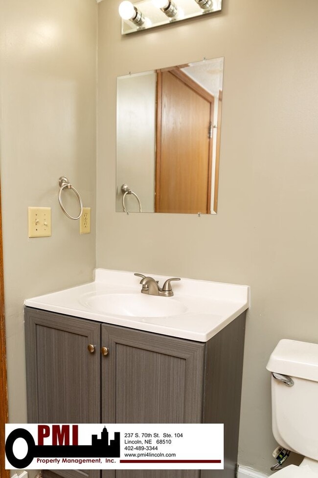 Building Photo - 3 Bedroom and 1.5 bathroom Duplex for rent