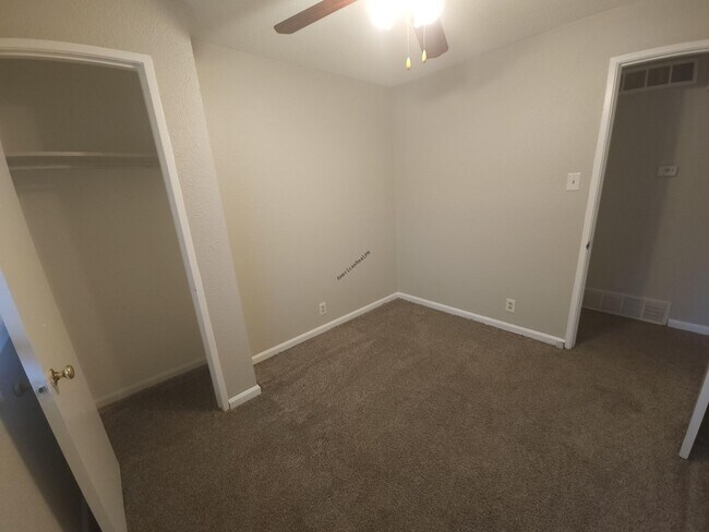 Building Photo - Charming & Comfortable Home in North County St. Louis