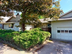 Building Photo - Charming 2-bedroom, 1-bath duplex in Springfield, OR