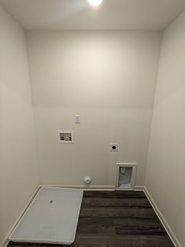 Building Photo - Brand New Corner Unit 3 Bedroom Townhome i...