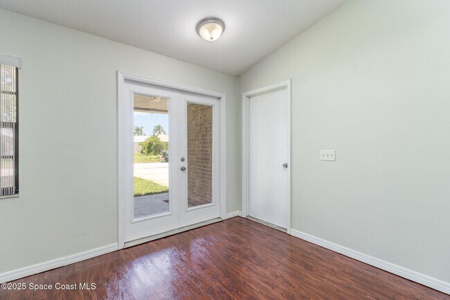 Building Photo - 841 Raintree Ave