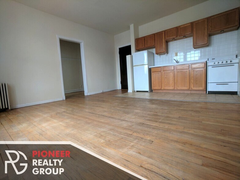 Building Photo - 1044 W George St