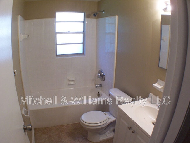 Building Photo - 2134 Danson St