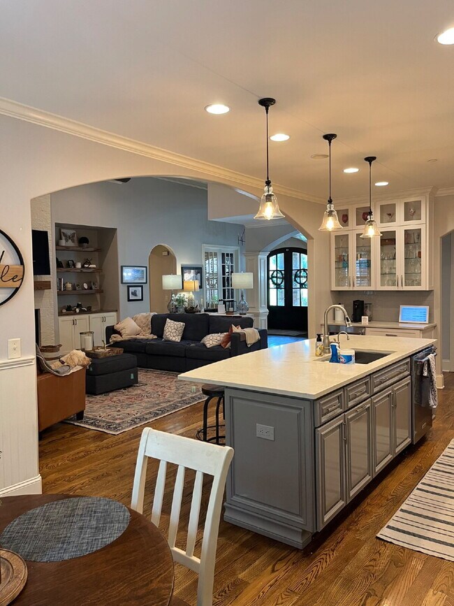 Building Photo - 1682 Sunset Park Dr