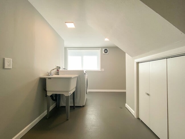 Building Photo - Stunning Mid-Century Home with Spectacular Southerly Views in Sought-After Terwilliger Heights!