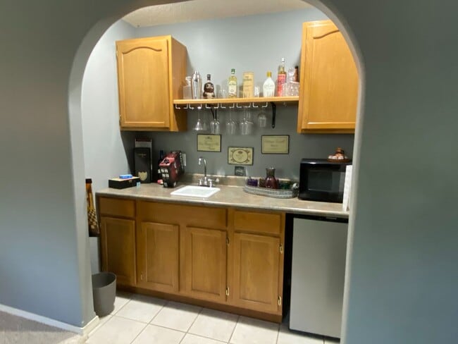 Building Photo - 840 N Bedford Ct