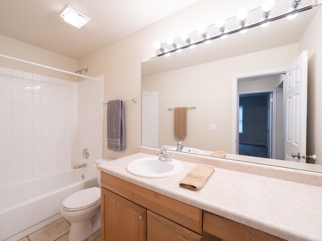 Building Photo - 213 Glengarry Dr